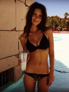 Super Model Emily Ratajkowski Nude Leaks